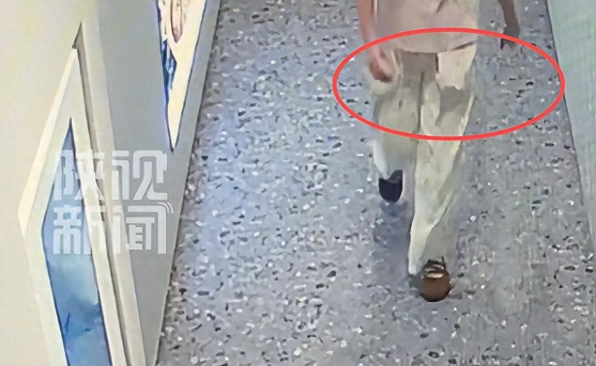 “这也太能装了！”陕西西安，市民刘女士在商场卫生间不慎遗落一部苹果手机，离开短短