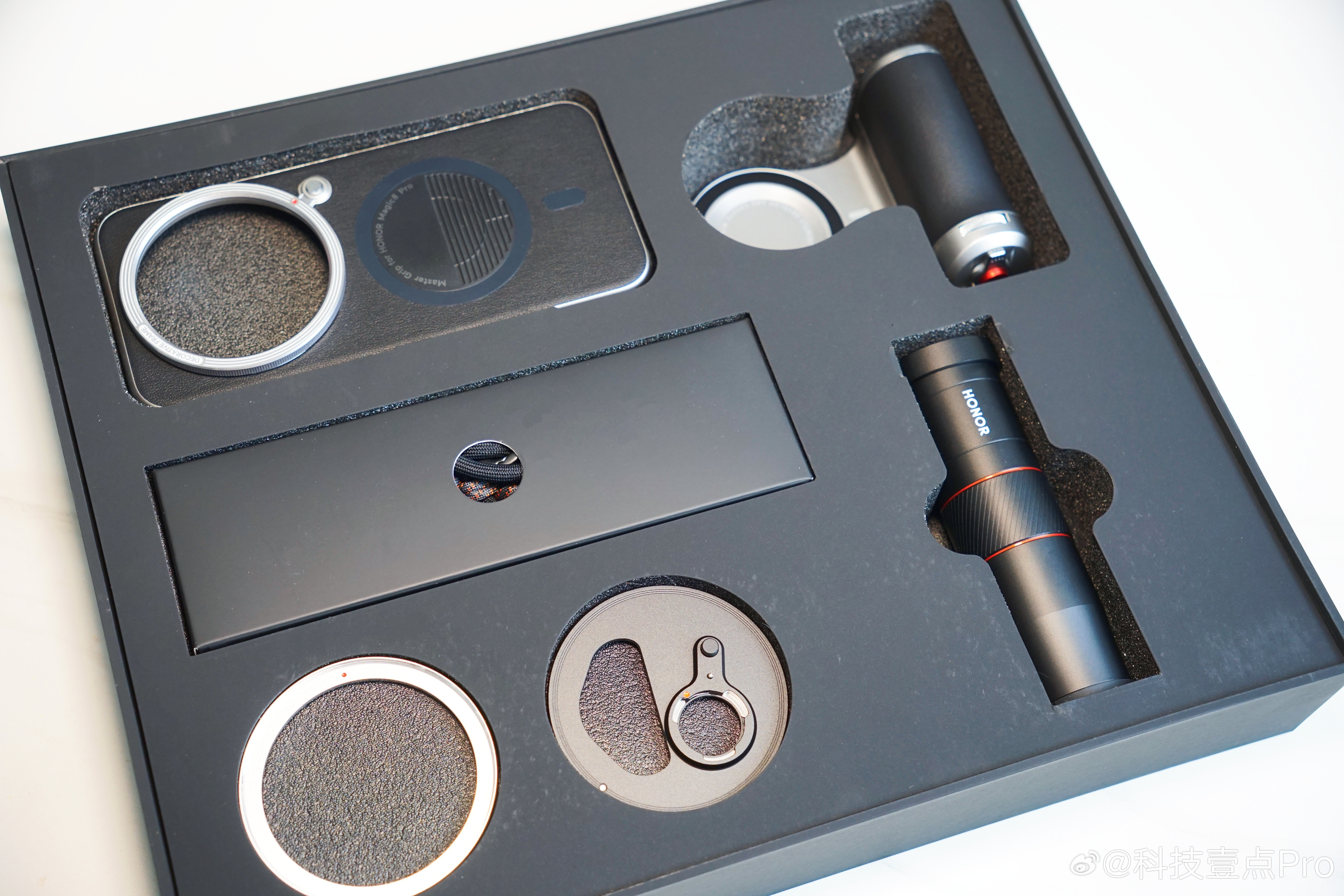 让荣耀Magic8Pro焕发第二春的设备来了，专业影像套装安排上。内含影像保护