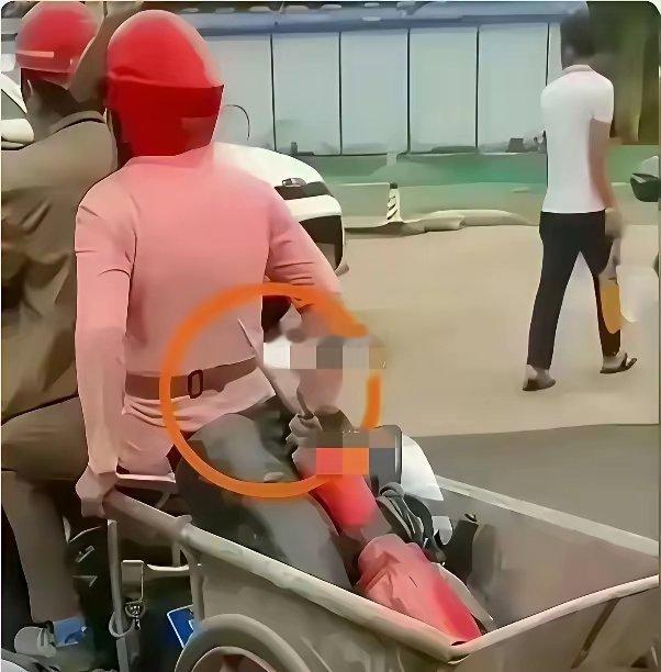 这对夫妻真的是太不靠谱了这么尖的工具竟然直接这样放要是来个急刹车的话，后果不堪想