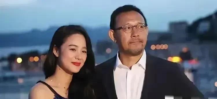 姜文周韵夫妻：姜文是大导演，周韵是美丽的女明星，导演和演员成一家的有很多对，比如
