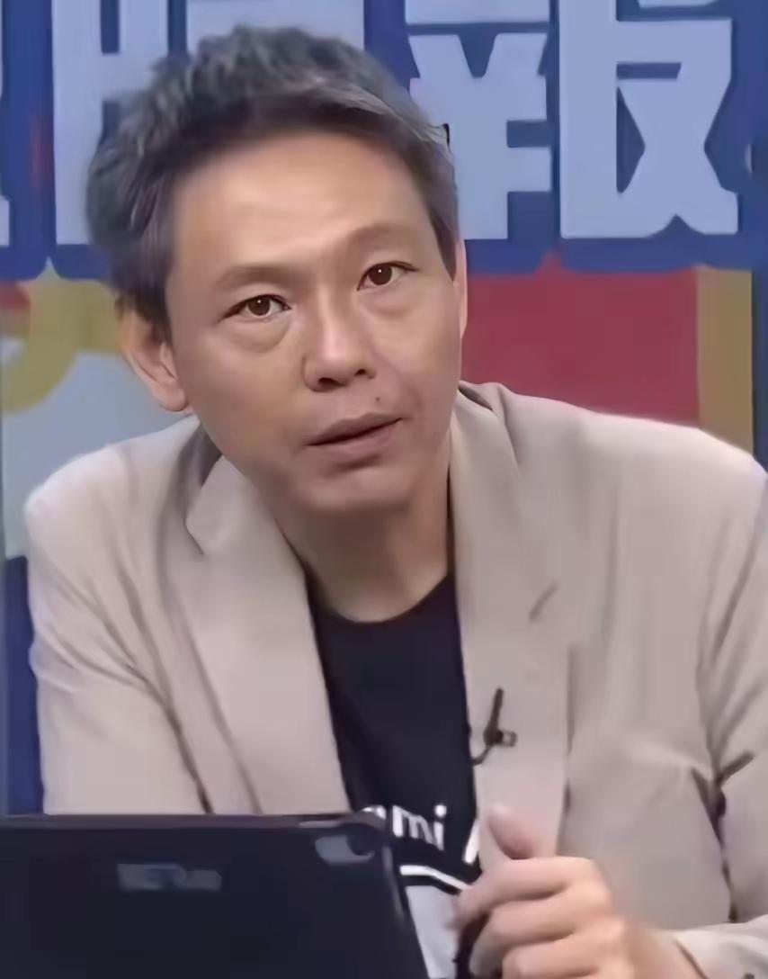 谢寒冰在社交平台发文称：我不喜欢国民党，也不喜欢民众党，但我只知道不把民进党拉下