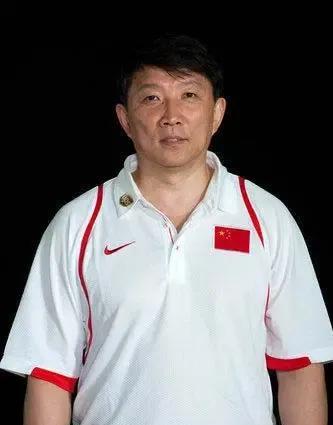 宫鲁鸣的固执令人讨厌！宫老帅这个人很固执，他认准的事儿八、头牛也别想把他拉回！就