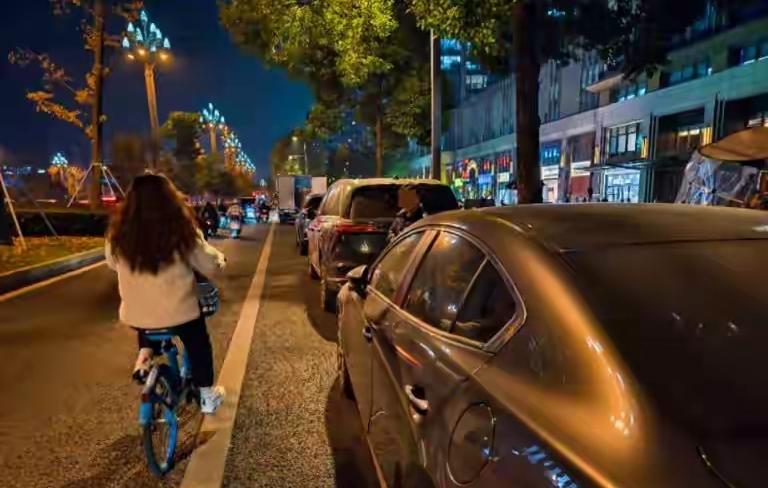 成都“较真哥”小多太猛了，9天举报92次违停！起因是天府大道晚高峰机动车违停堵了