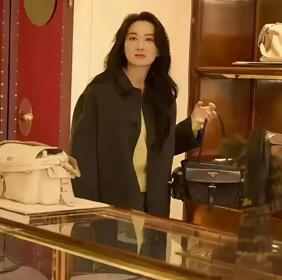 照片里这位身形高挑清瘦的女士，竟然是贾玲，你敢想象吗？没错她就是减肥后的贾玲。