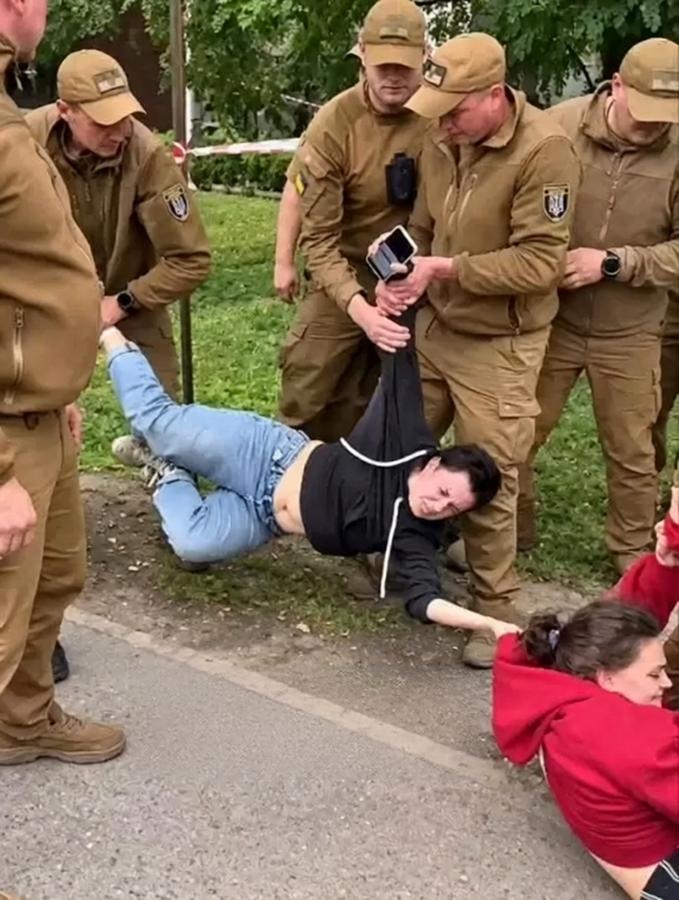 街头抓女人，她们犯甚事了？乌克兰国民卫队外勤人员在行动，他们身穿卡其色作训服，手