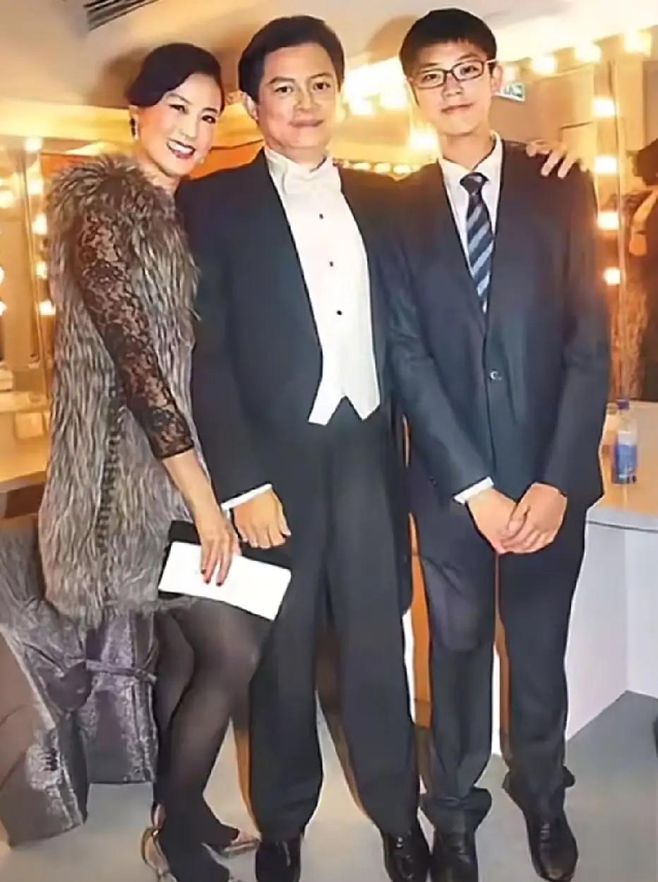 想象一下，倘若莫华伦没有和前妻离婚，还有一个英俊帅气的好儿子，一家三口该多么美满