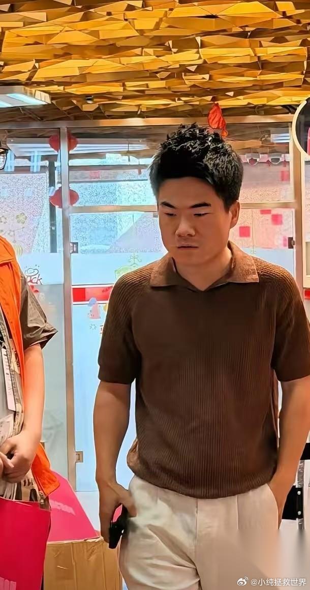 董宇辉6月27号晚上在鸟巢被偶遇那张图，我盯着看了好一会，愣是没忍住笑出声！