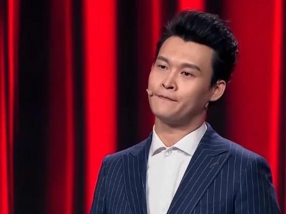 2016年，一次公开亮相，小沈龙直言不讳地评论了王思聪：“您老爸是王健林，您日子