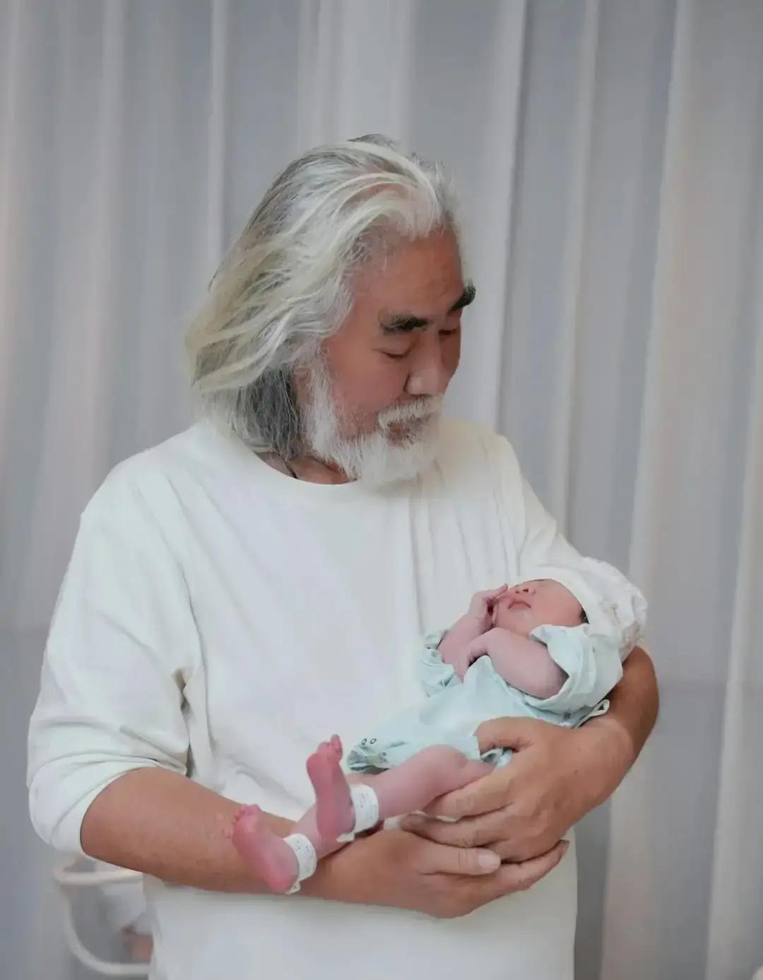 87岁还能当爹，评论区直接炸锅！王石66岁抱女，张纪中73岁喜得千金，刘诗