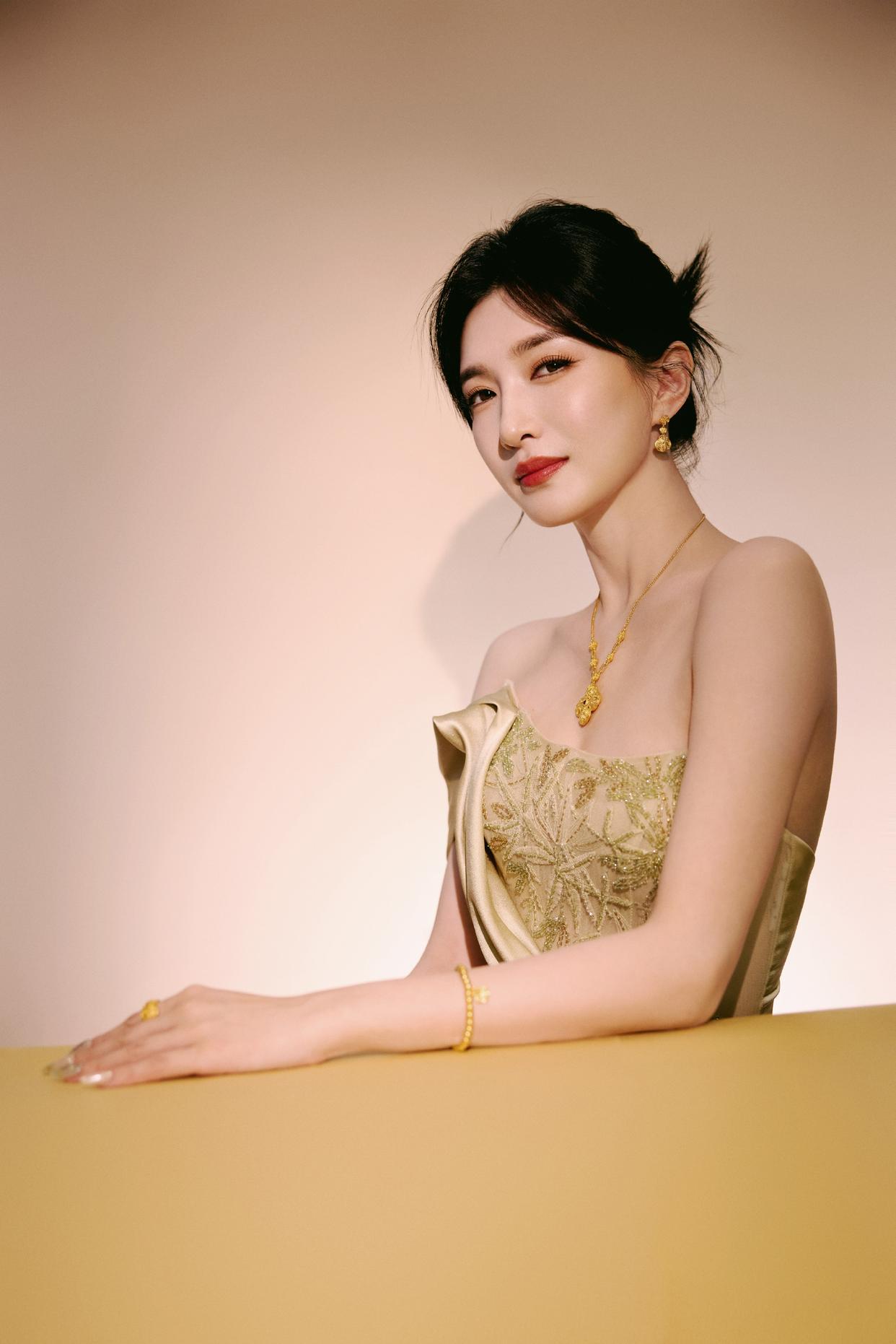 江疏影，温婉金裙衬玉颜，流光璀璨映芳华。这一刻的优雅与自信，让人心动不已[赞][