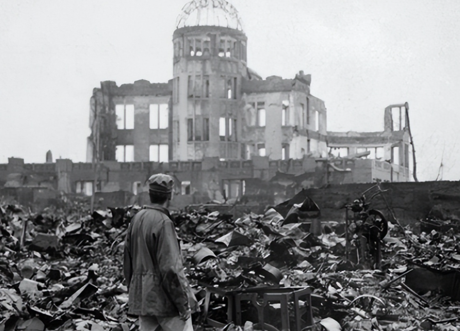 1945年，美国飞行员蒂贝茨45秒内就杀死了14万日本人。2005年，日本人要求