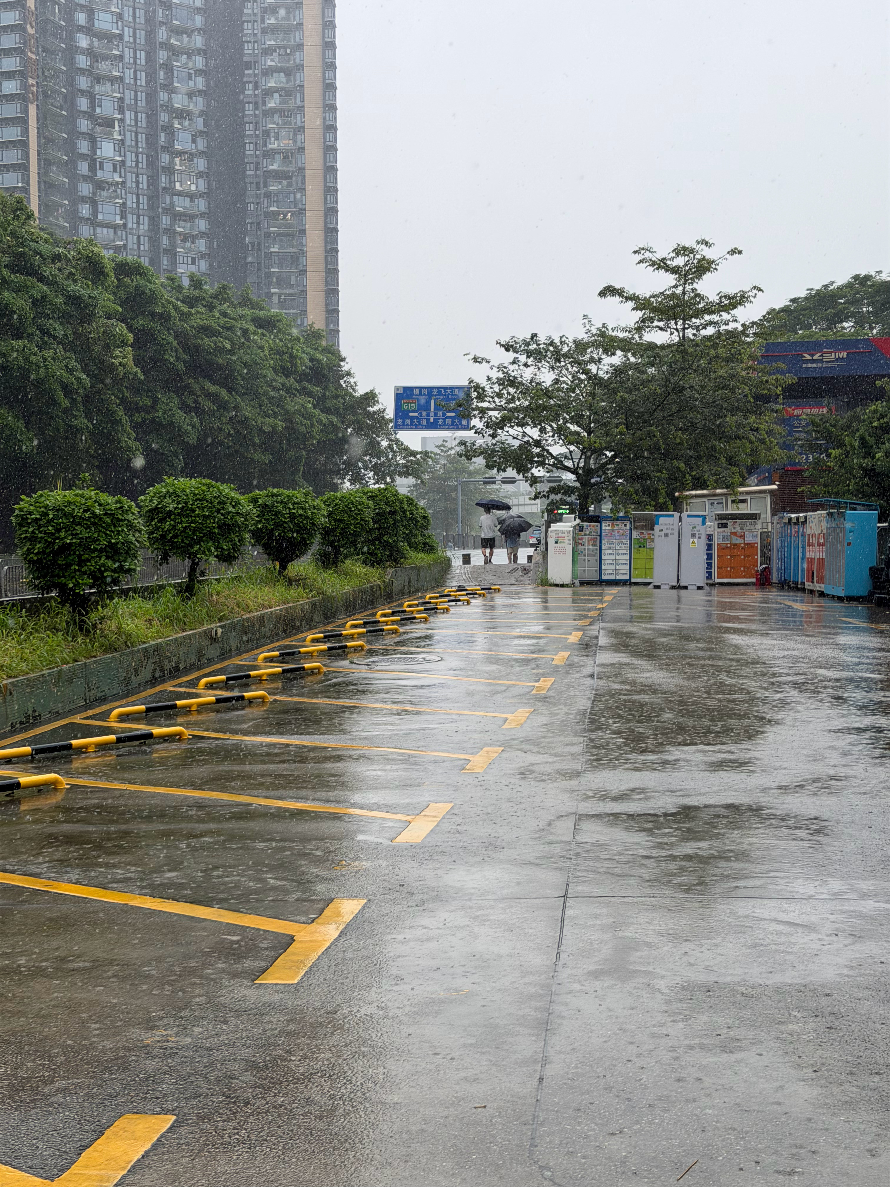 当天下雨，你上班的公司，能穿拖鞋上班吗？