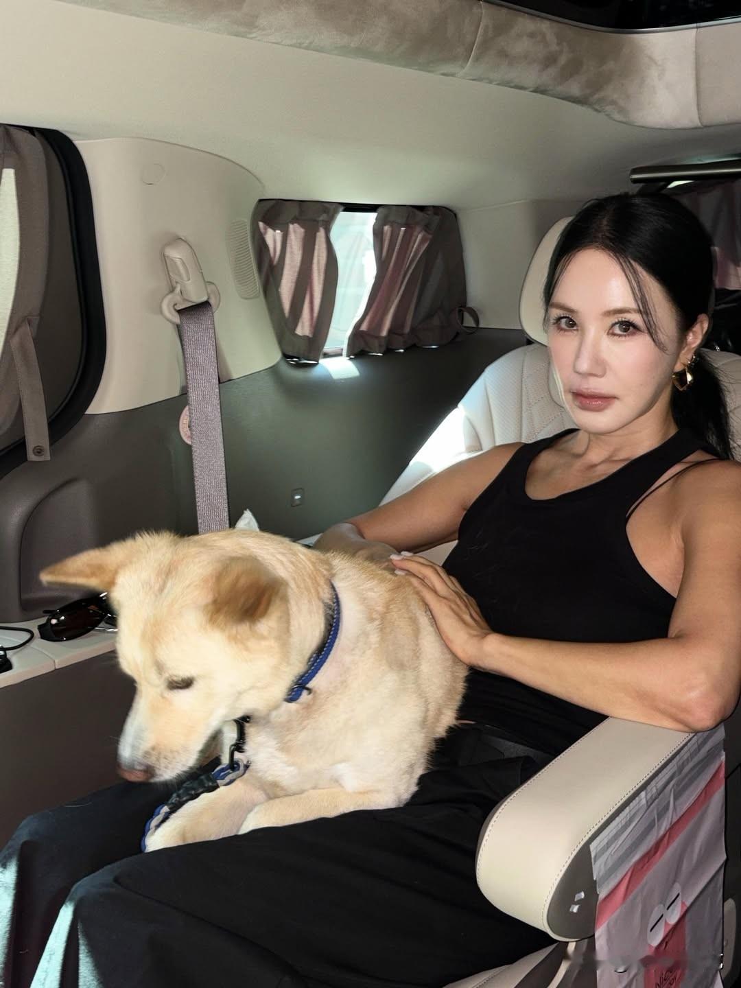 2日，演员严正花在Instagram上发布了几张与爱犬的日常生活照片。照片中，严