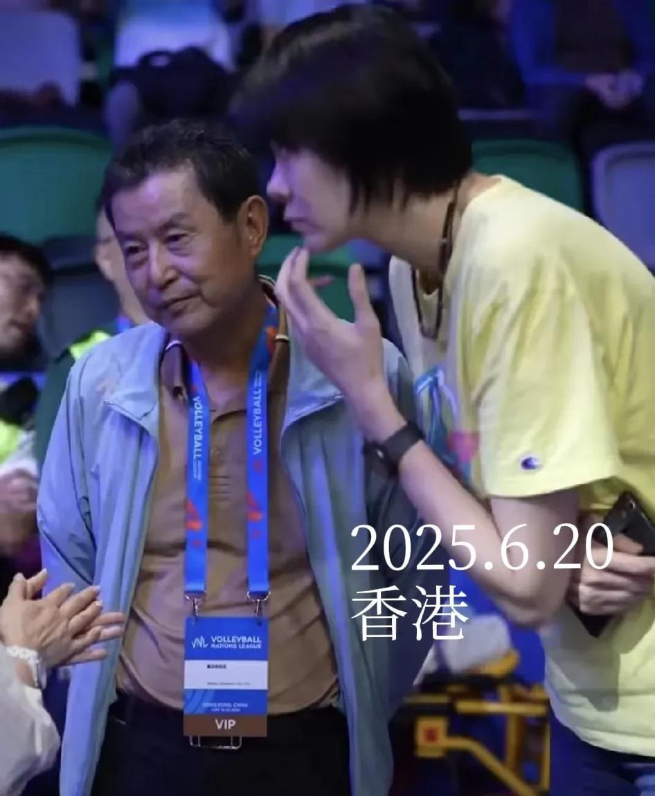 陈忠和68岁了，相比去年，今年看起来苍老了不少，2025年6月19日晚陈忠和以V