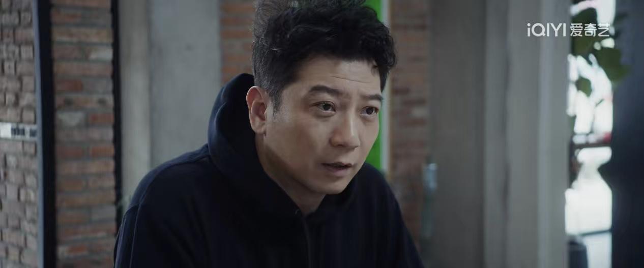 《轻年》这部剧太好玩了！剧中老王为了给儿子报一个补习班，托人专门打听了一家补