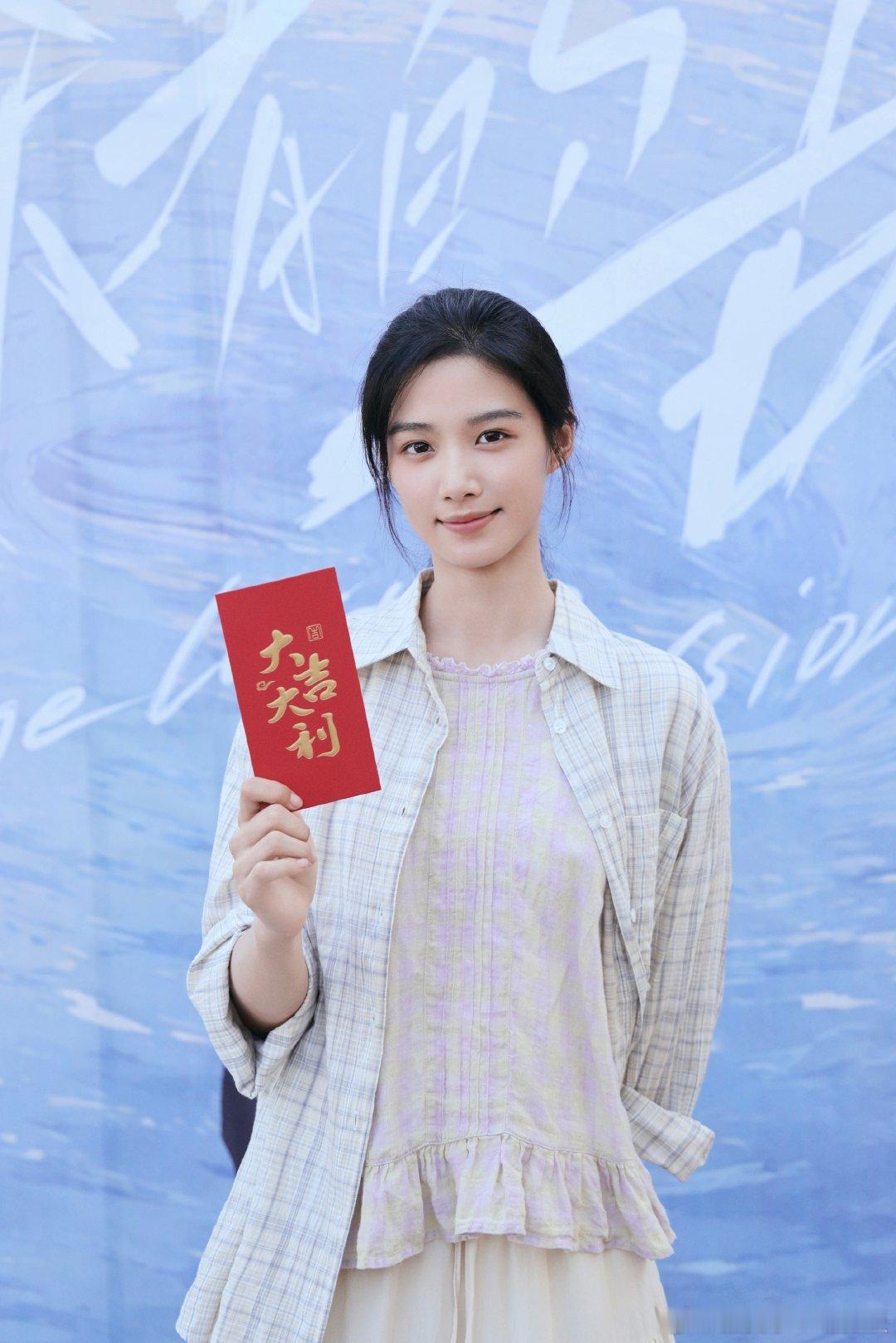 有群演分享了卢昱晓的卢昱晓片场小故事，单看文字就已经狠狠把我圈粉了，会盯着你的