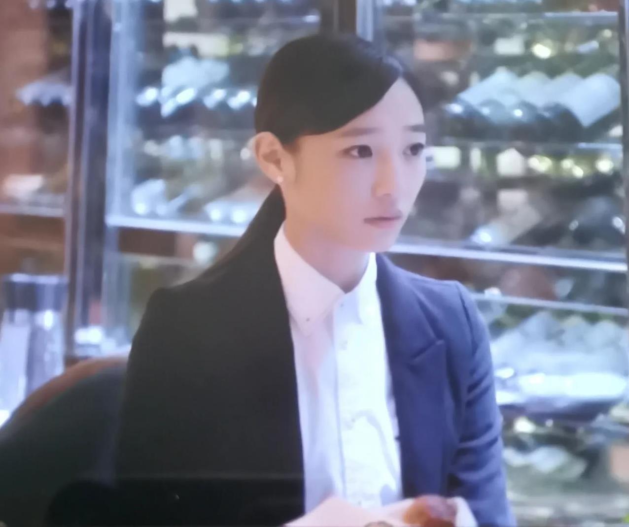 看了一部很早以前电视剧《沉浮》，白百合扮演乔莉。刚开始乔莉给程经理做秘书，销售