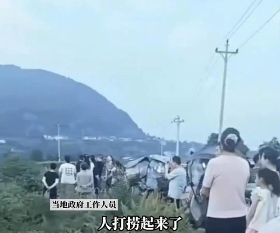 【#重庆钓鱼溺亡一家三口遗体打捞出水#】#重庆一家三口河边钓鱼不幸溺亡#5月1