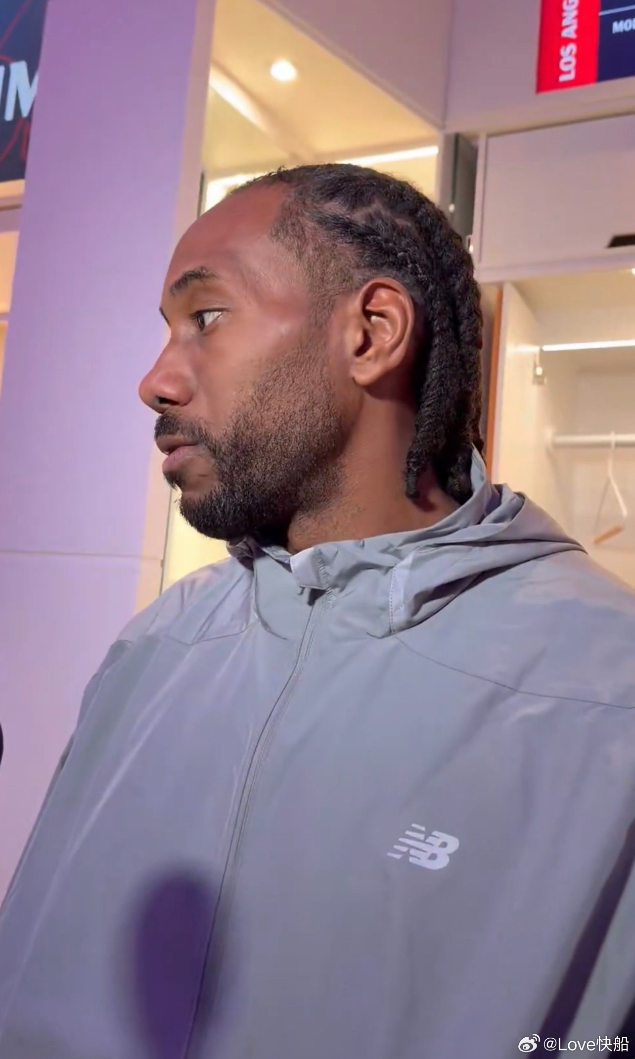 哈哈哈！有人问科怀·伦纳德关于他在中国社交媒体上的两个热门话题。“我根本不在乎。