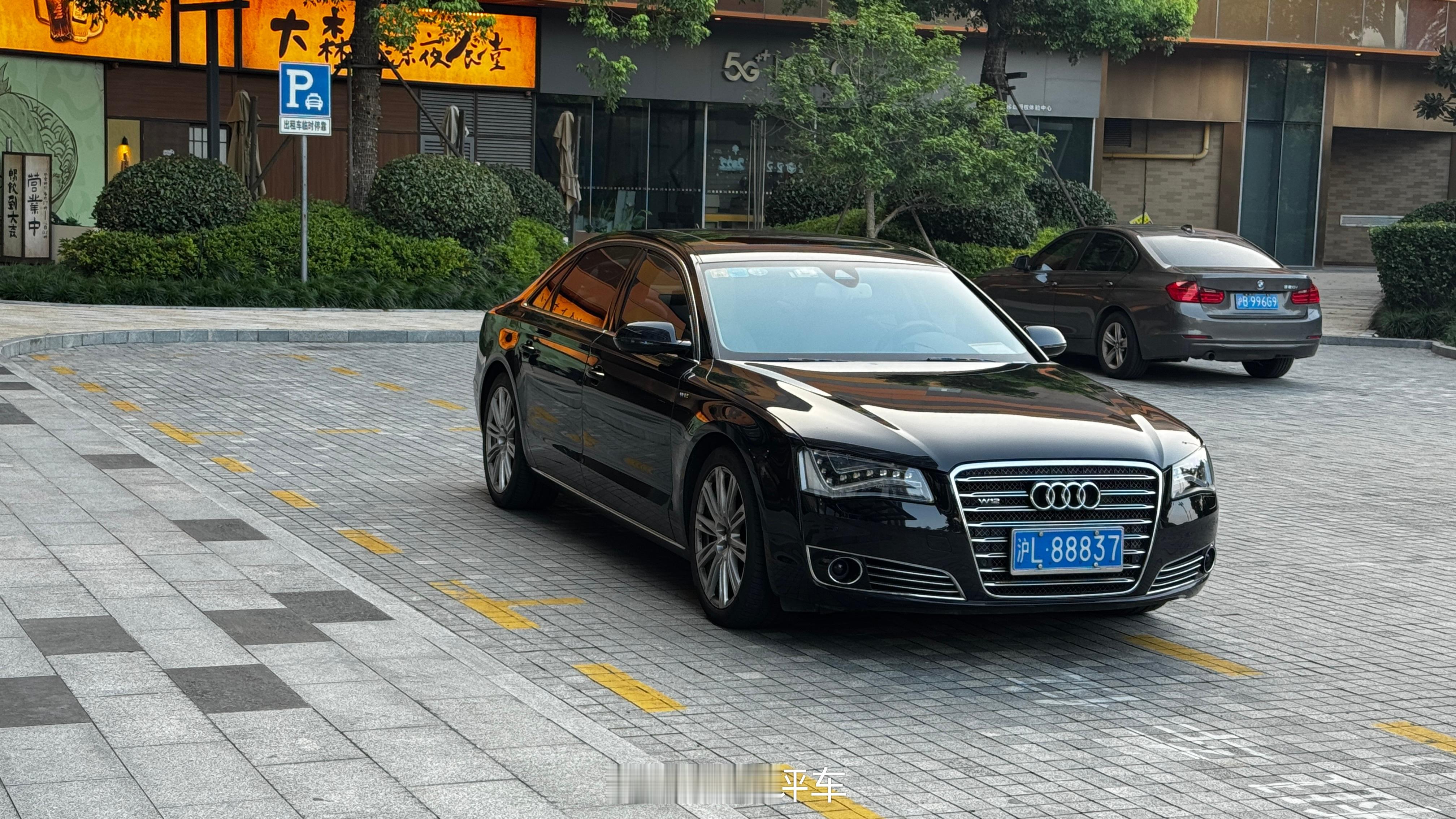 奥迪的天花板这台A8L6.3W12FSI当年落地价至少300万，如果放在今
