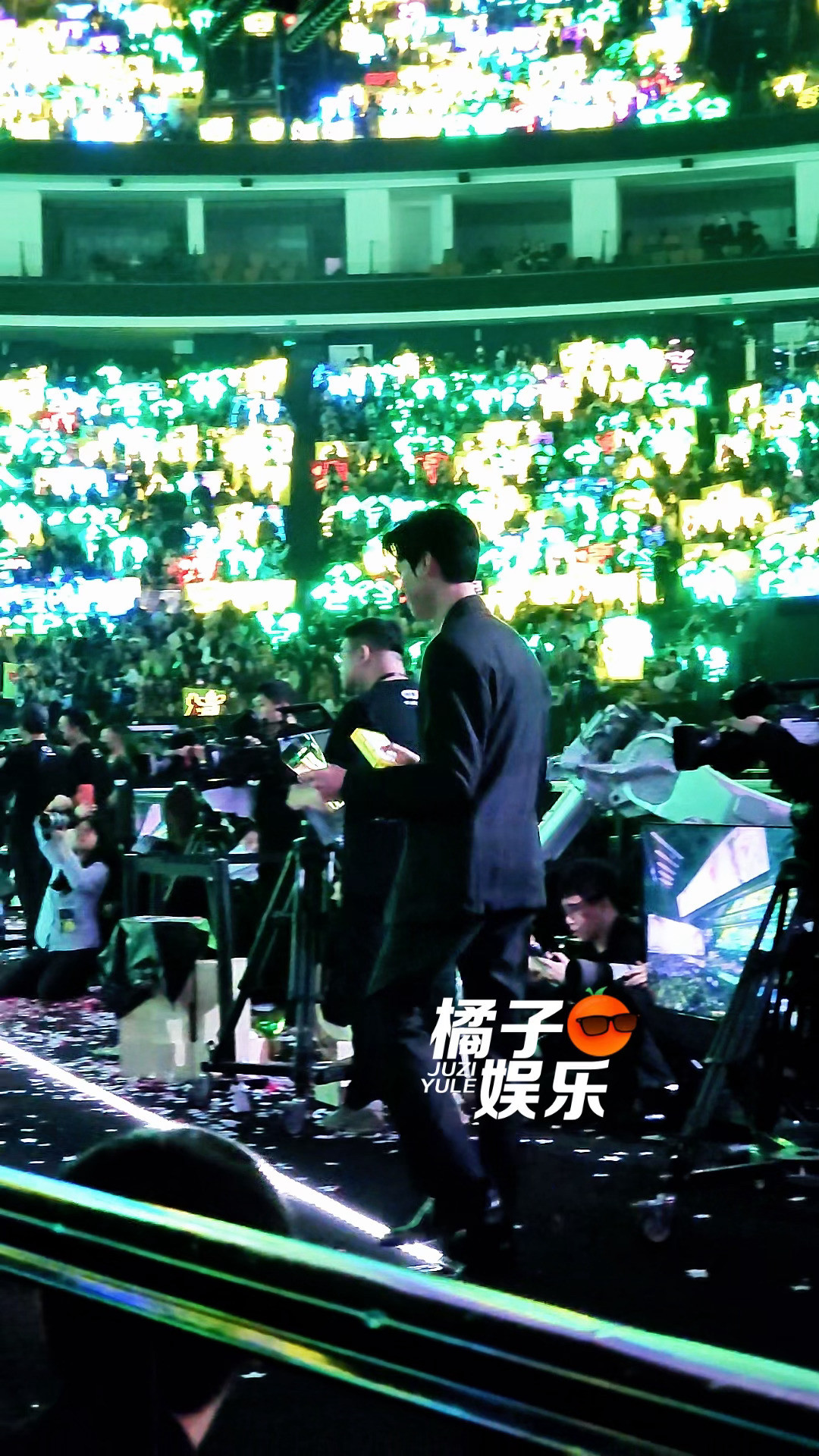 臭屁龚俊领完奖路过宇宁的时候还特地晃一下龚俊路过刘宇宁时显摆自己的奖杯星光大赏