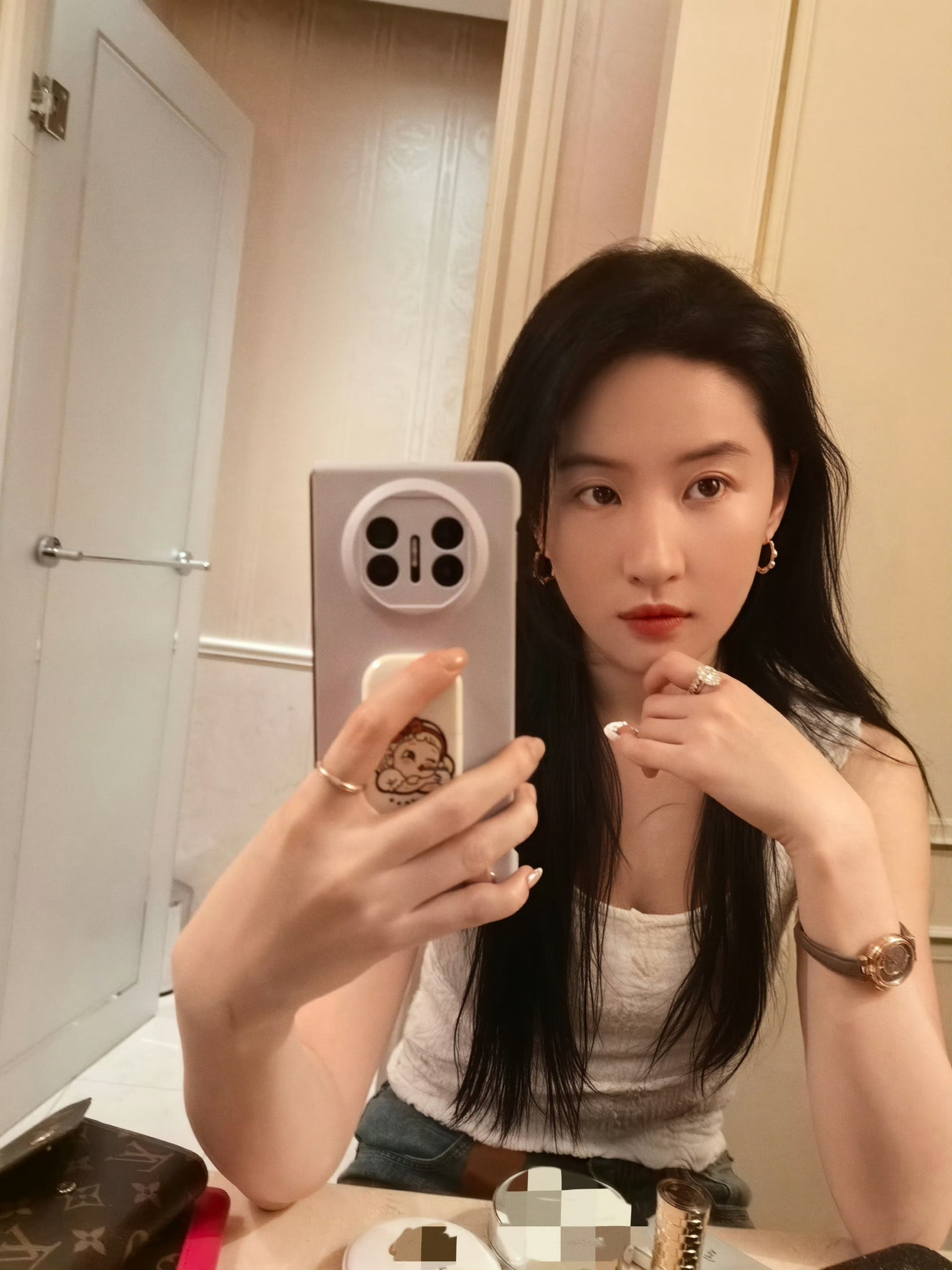 刘亦菲素颜对镜拍刘亦菲晒近期工作碎片