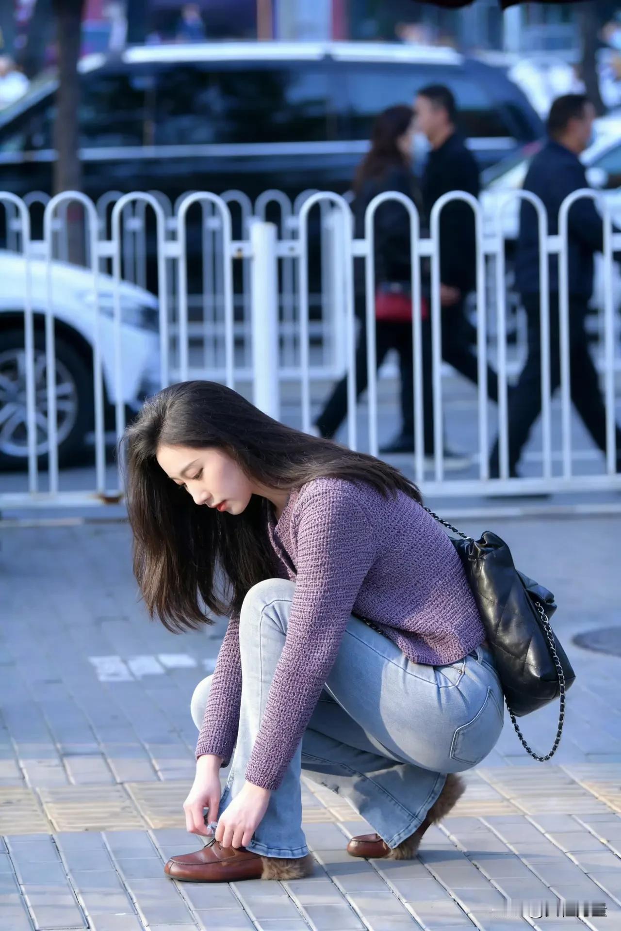 同样是下蹲，第二个就有些尴尬，感觉姿势不雅
