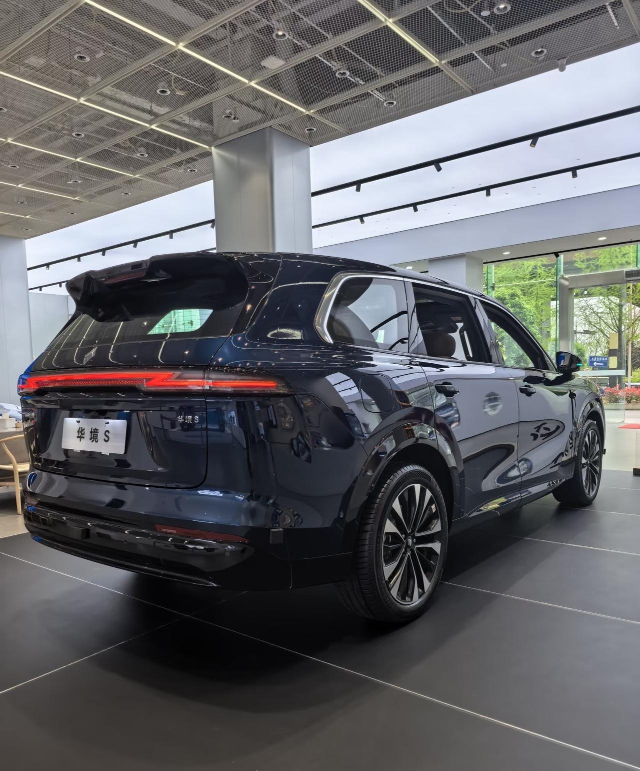 不服都不行！现在车圈真的大乱套！都不敢想！由五菱与华为深度合作的一个全新高端