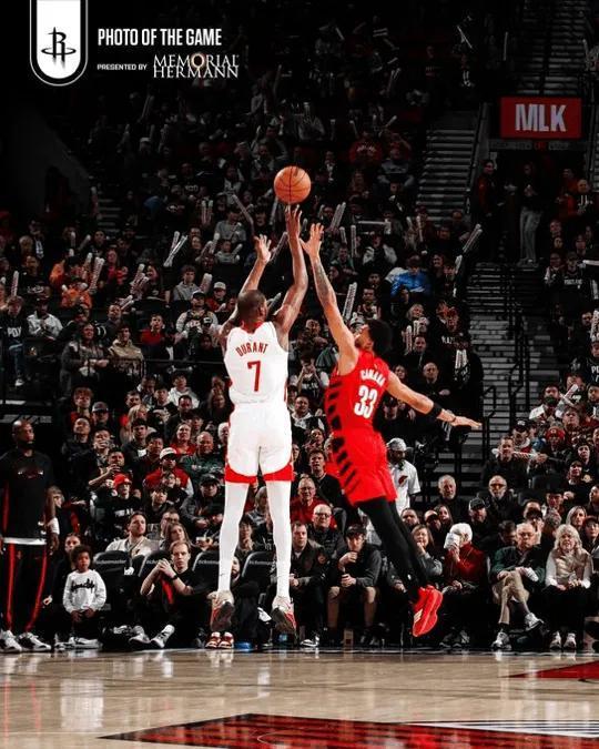 为什么这帮年轻人没有了上赛季的精神属性？我觉得最大原因就是狄龙走了，龙哥在哪怕火