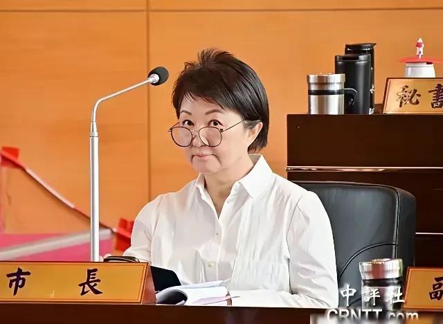 终于露出了真面目！美国说不给那140亿美元的武器了，卢秀燕却急着让人去美国