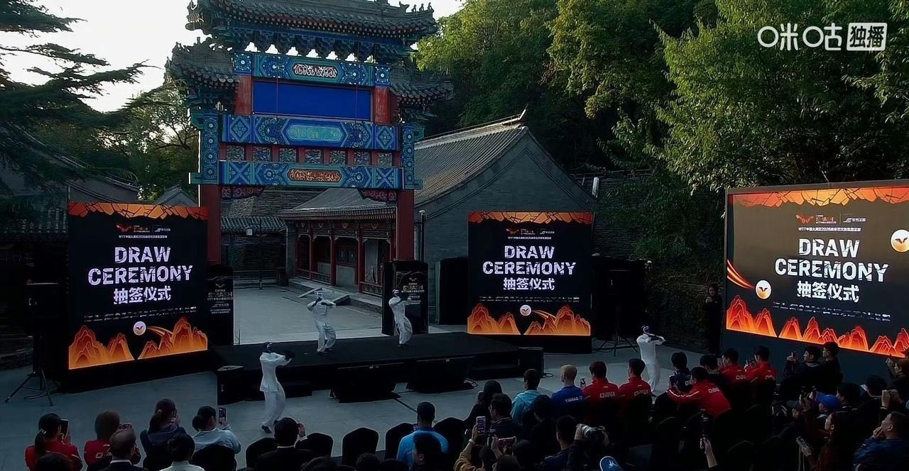 抽签嘉宾小勒布伦🇫🇷也不戴眼镜了。抽签之前还是有各种表演节目的[大笑]。