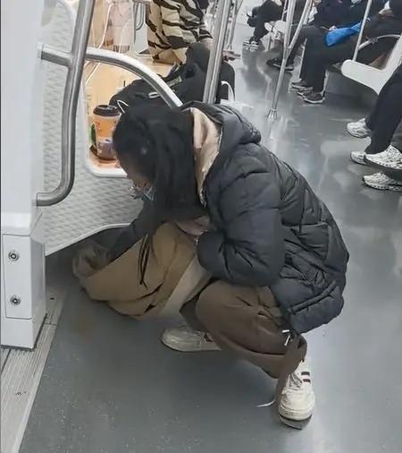 苏州人的素质究竟怎样？从下面这件小事便能窥得端倪。一位女乘客搭乘地铁时，不慎打