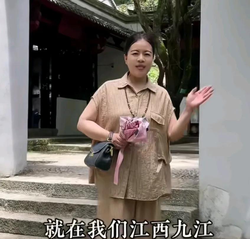 许敏来到了九江当地的景点，是一个书院非常有名，是中国第一所完备的书院叫白鹿洞书院