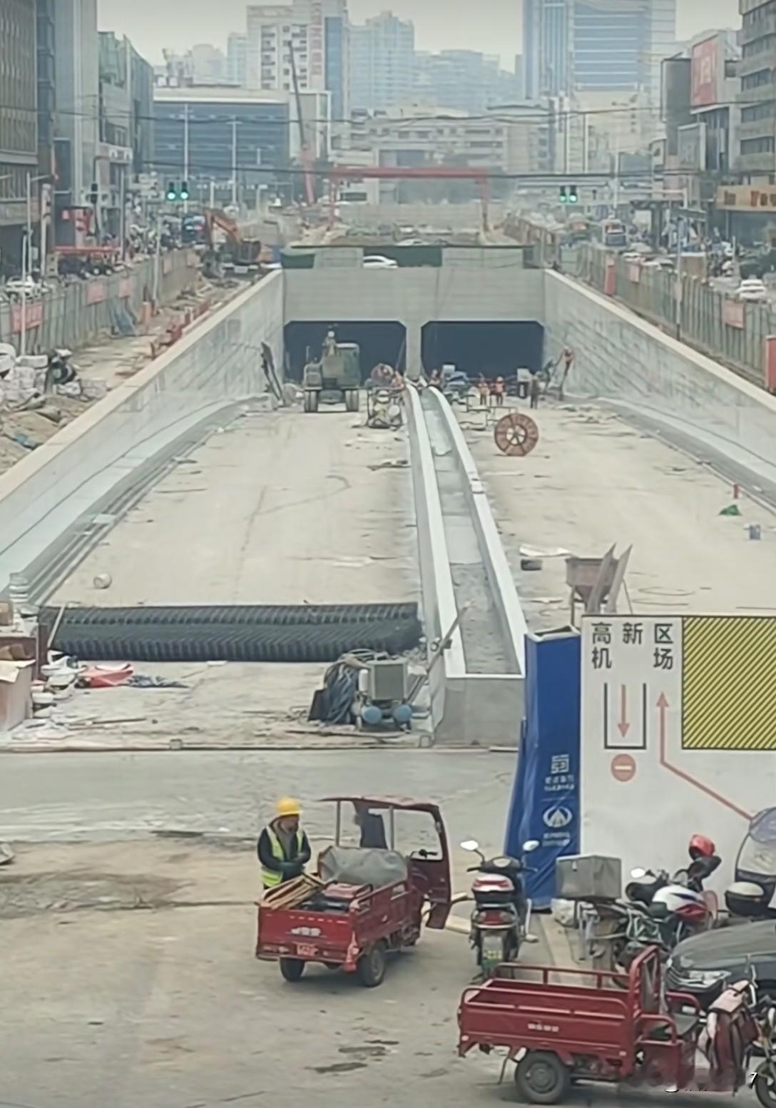 绵阳站前广场的下穿遂道马上就要通车了，但是还是担心堵车的情况会发生，因为下穿隧道
