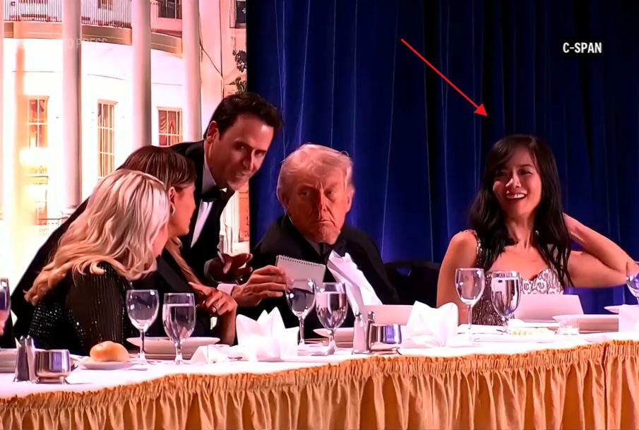 在白宫记者协会晚宴上，坐在懂王左首的亚裔女子是CBS新闻白宫高级记者、202