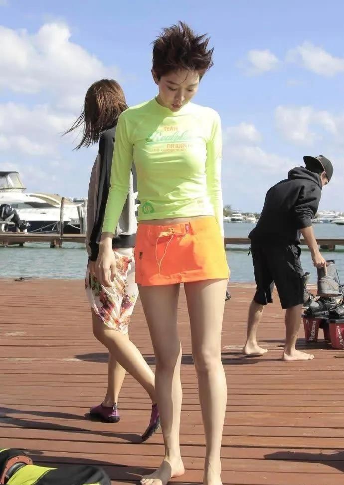 姜妍海边水上运动随拍太亮眼✨荧光绿防晒长袖搭配橘色短裙，元气活力拉满白皙肌肤