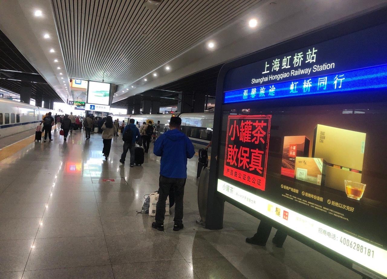 到埠。上海地铁没有广州地铁那种惨绝人寰的挤迫感。