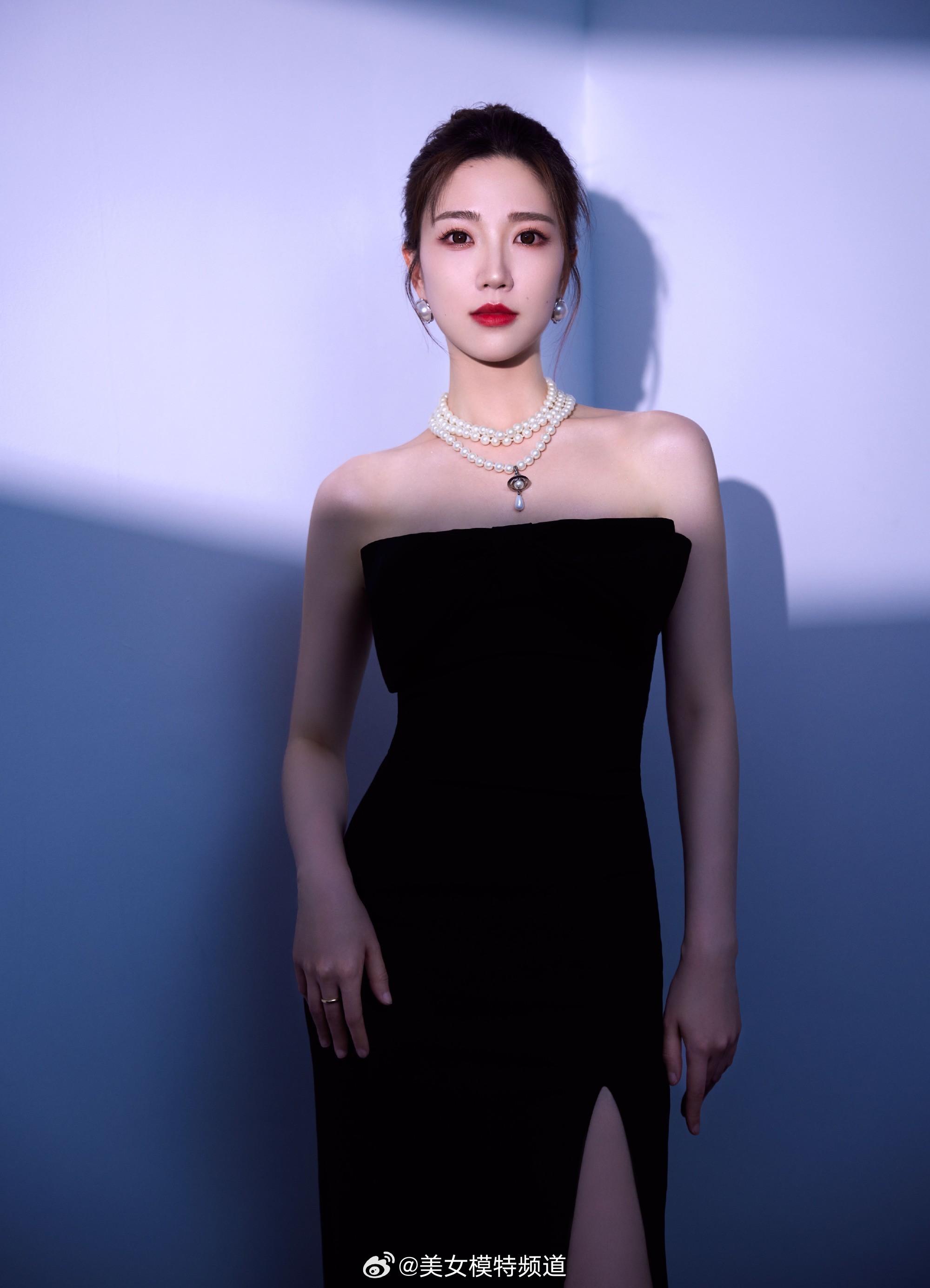 张纯烨黑色开叉抹胸裙舞台造型​​​