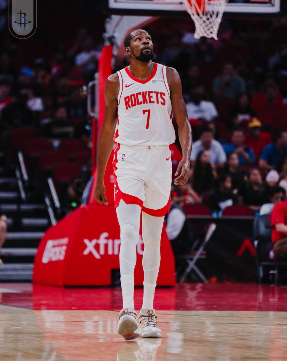 杜兰特又一次拯救了球队，最后一记三分，一记二分中投，帮助火箭队2分险胜鹈鹕，杜兰