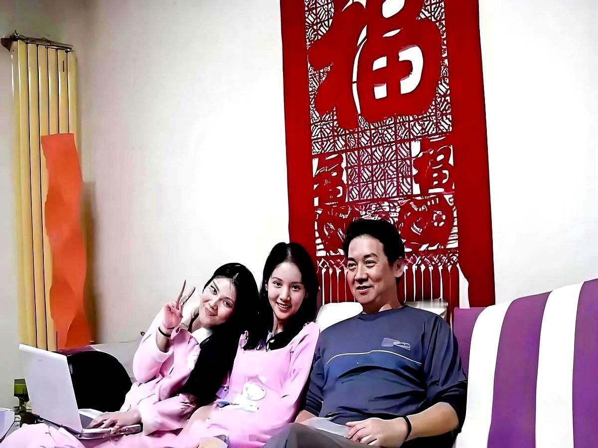 别看金晨父亲坐旁边不吭声，他一句话能震动半个舞蹈圈。6岁，别的孩子在玩泥巴