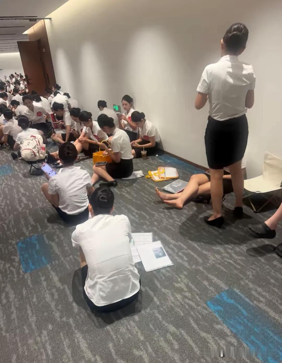 这些小姐姐们在排着长队应聘空姐。有点好奇，现在的空姐工作还是很吃香吗？