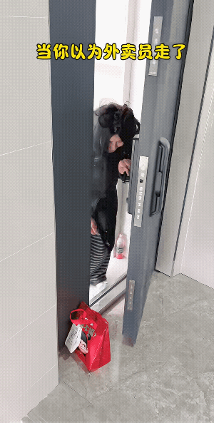 女子也不是莫高一尺，外卖小哥也不是道高一丈，只是证明送的送到了，收的收着了。艳