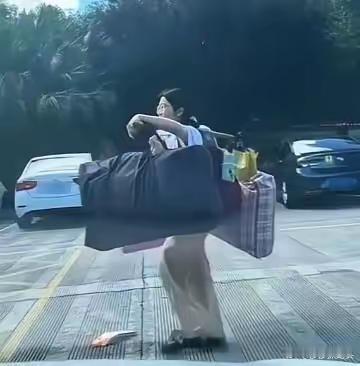 终于找到了，广西挑行李回家的女生，她来自桂林灌阳县第二高级中学，其班主任发声，该