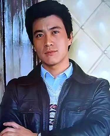 说起曾经的男神，周里京真的很难让人忽略。都七十多岁了，站在那里还是能看出底子不