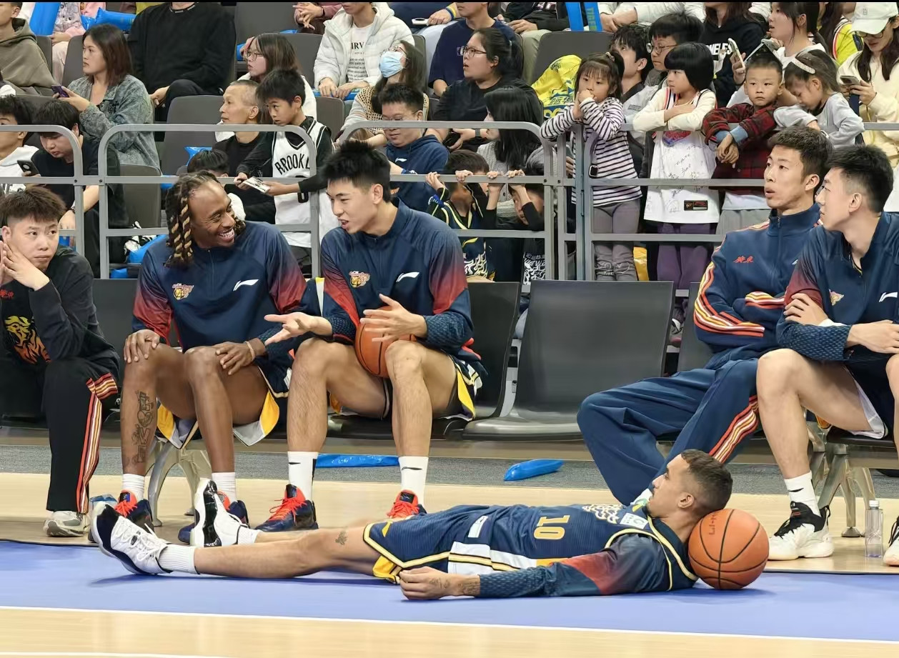 崔永熙跟队体测！广东新援伤愈亮剑，社牛属性激活全队