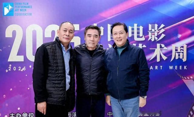 唐国强一皱眉，诸葛亮就活了。陈道明一抬眼，康熙就坐在了龙椅上。不是他们演得好