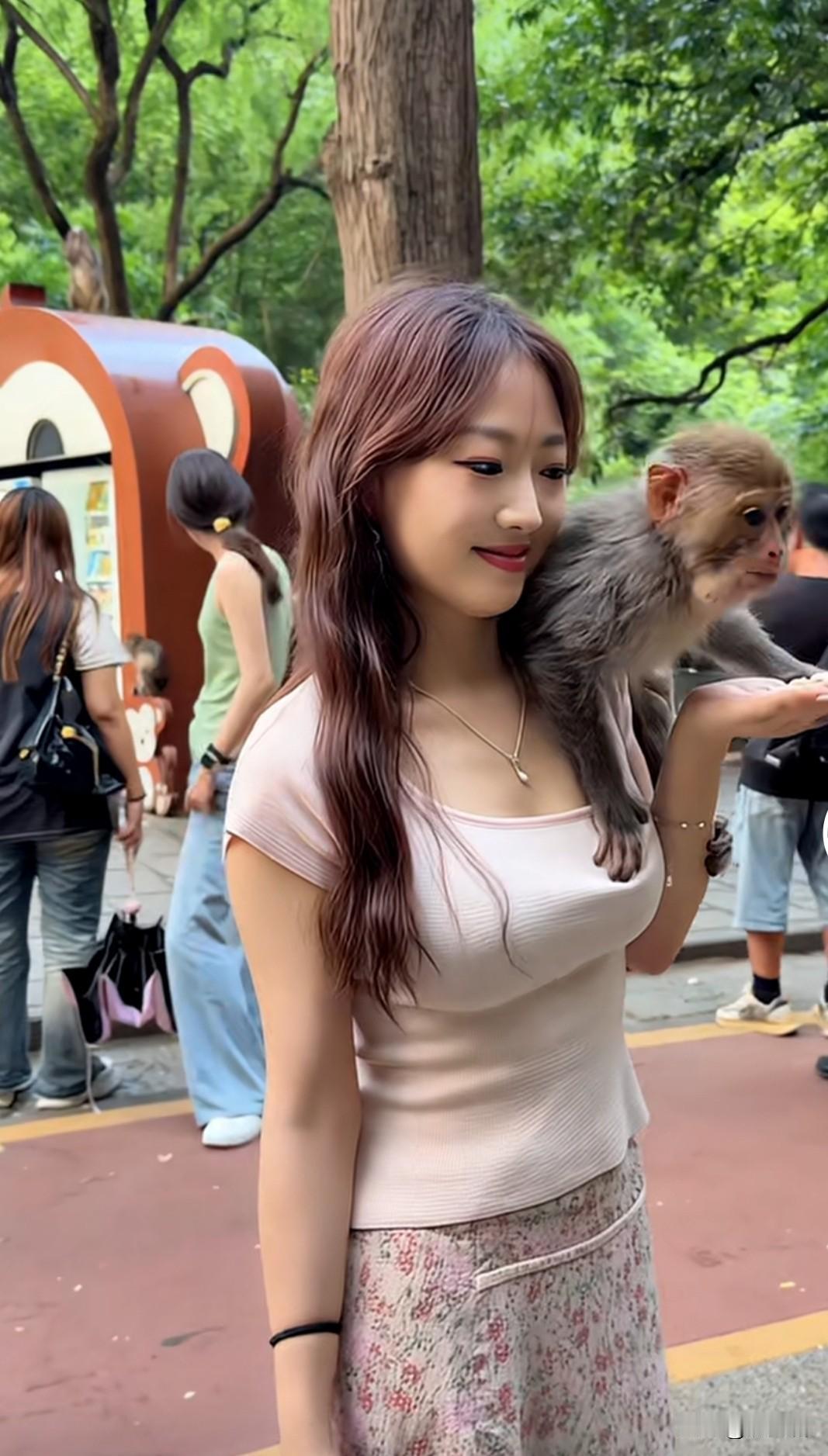 谁敢不佩服这女子的胆识，别人看到猴子能躲多远就躲多远，她居然手里拿着食物让猴子爬