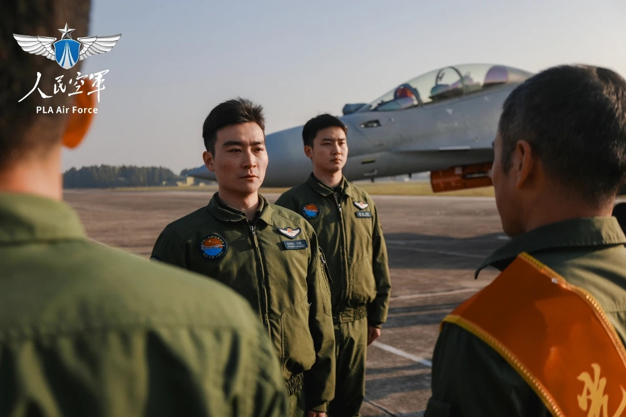 钱江飞豹，老飞停飞同场歼轰-7A、歼-16见证新鲜血液注入，有机也有人烽火问鼎计