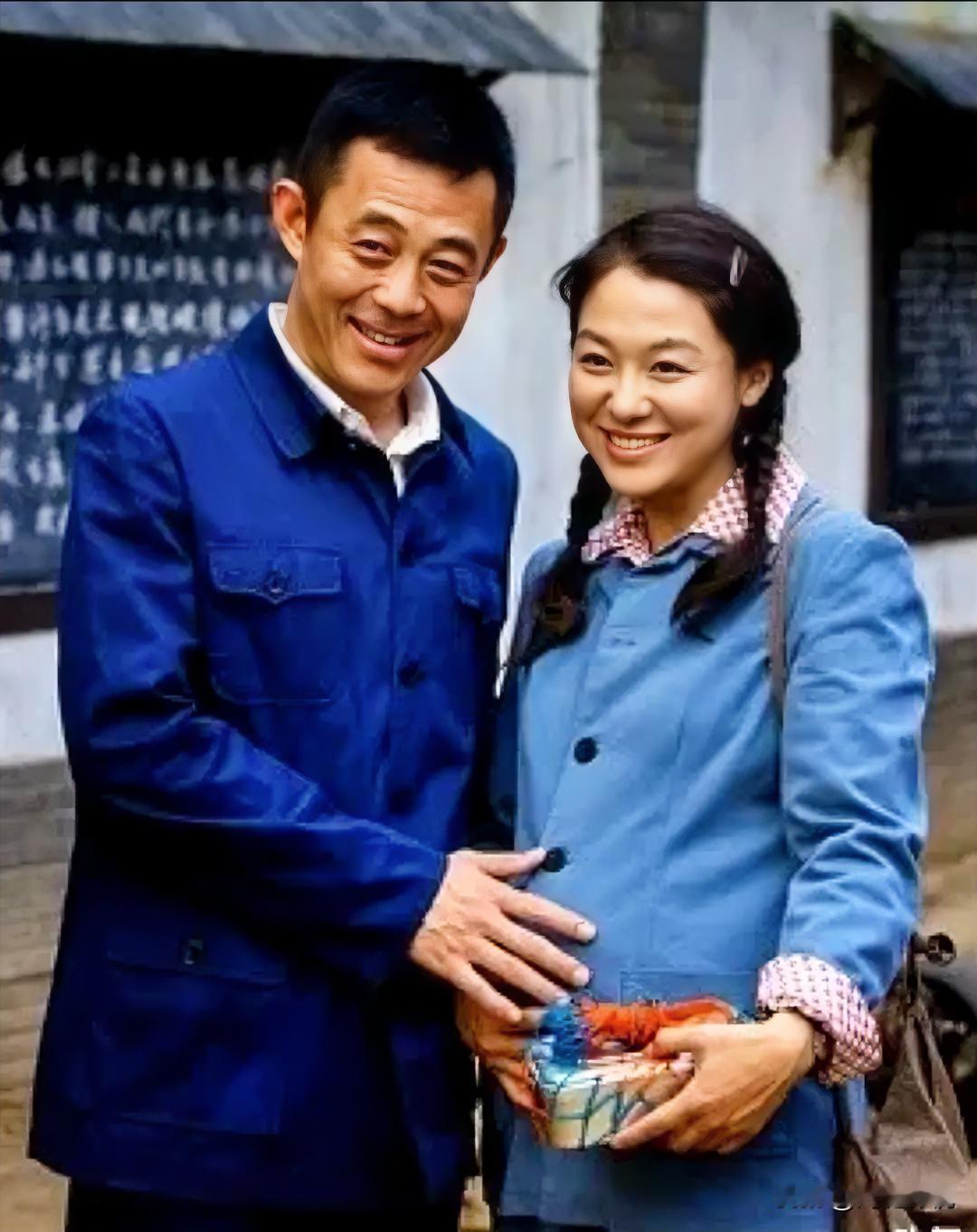 左边是老戏骨侯勇，而右边的美女是谁？看她眉眼清亮，五官清秀，梳着一对麻花辫，自带