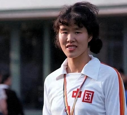 国家队战袍不见了汉字“中国”，看着心里真不是滋味！翻那些几十年前的老赛事影像